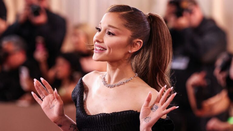 Ariana Grande annonce son retrait de la vie publique, évoquant une décision réfléchie.