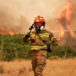 Trois personnes, dont un maire, en détention après un incendie en Grèce.