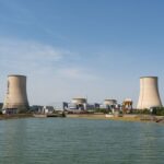 La centrale nucléaire de Golfech reconnectée au réseau après une pause due à la canicule.