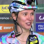 Kasia Niewiadoma remporte le maillot jaune au sommet du mont Ventoux lors du Tour de France femmes.