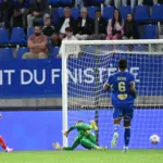 US Concarneau perd contre Orléans, efficacité offensive et VAR en question lors de la Ligue 3.