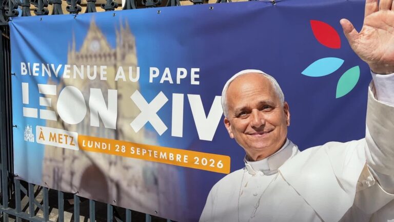 Léon XIV remplit le Stade de France, des croyants attendent un rassemblement religieux.