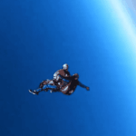 Un homme de 101 ans réalise un saut en parachute à 4 000 mètres en France.
