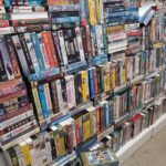 Recyclerie de la Marne : vente d&rsquo;objets variés, y compris des cassettes VHS.