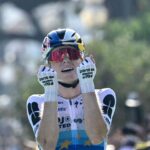 Demi Vollering remporte le maillot jaune après sa victoire sur Kasia Niewiadoma au Tour de France femmes.
