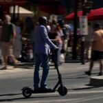 Trottinettes électriques à Paris : casque et gilet réfléchissant désormais obligatoires