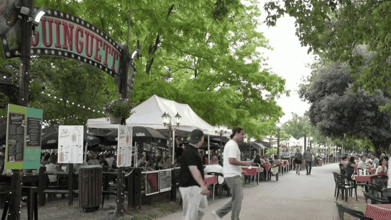 Partage et convivialité à la Guinguette de Tours tout l’été, un espace de rencontre.