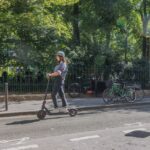 Port du casque et gilet réfléchissant : divergences parmi les conducteurs de trottinettes en France