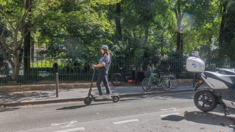 Port du casque et gilet réfléchissant : divergences parmi les conducteurs de trottinettes en France
