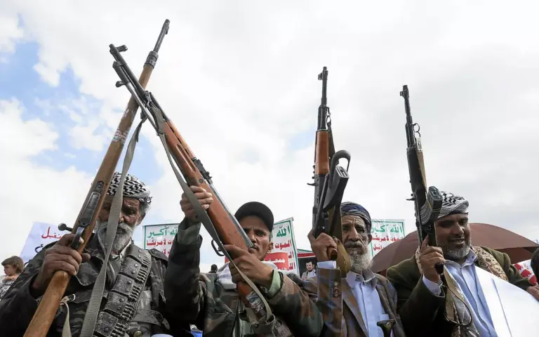 Les Houthis revendiquent une attaque sur une raffinerie saoudienne en mer Rouge.