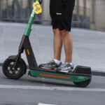 Une automobiliste aide un jeune homme renversé à trottinette et se fait voler sa voiture.