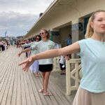 Cours de danse classique sur les planches de Deauville avec des étoiles du ballet.