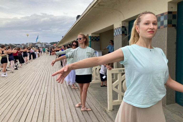 Cours de danse classique sur les planches de Deauville avec des étoiles du ballet.