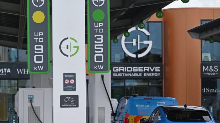 Le Royaume-Uni introduit une taxe sur les véhicules électriques pour financer des infrastructures.