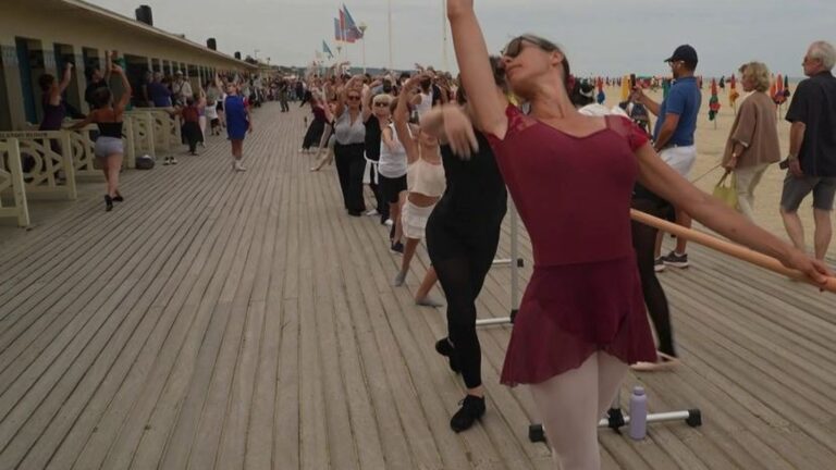Masterclass de danse classique organisée à Deauville, en France, face à la mer