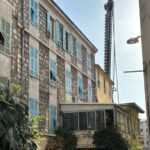 Évacuation de deux immeubles à Nice : 15 personnes relogées après des fissures, chantier arrêté.