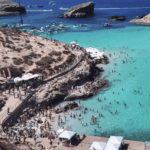 Surtourisme à Malte : le Blue Lagoon confronté à des risques environnementaux majeurs