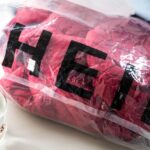 Shein envisage une introduction en Bourse avec une valorisation potentiellement réduite.