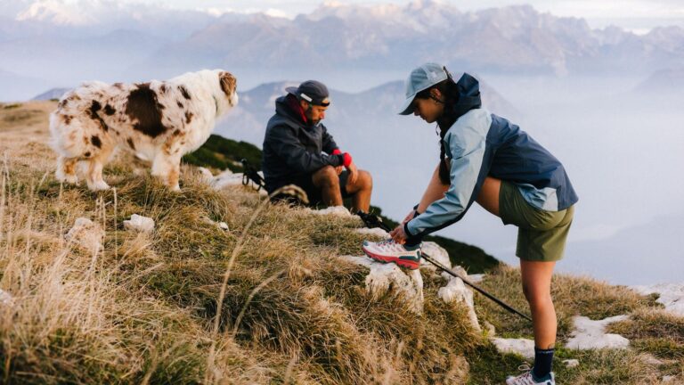 Équipement de randonnée : choix selon terrain et durée pour balades en forêt ou montagne