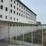 Canicule : des cellules de prison atteignent 50 degrés, syndicats et associations alertent.