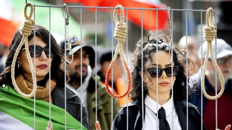26 pays, dont la France et le Canada, condamnent les exécutions de manifestants en Iran.