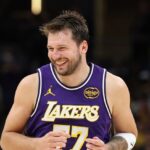 Les Los Angeles Lakers vendus pour 12,5 milliards de dollars, un record dans le sport professionnel.
