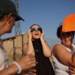 Éclipse solaire : que faire en cas d’observation sans lunettes spéciales et symptômes à surveiller ?