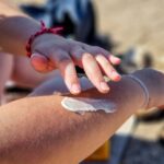 Des études révèlent que les crèmes solaires nuisent gravement à la vie marine.