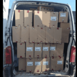 Contrôle routier : 325 kilos de tabac saisis, révélant un trafic de cigarettes transfrontalier.