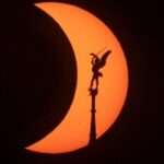 Éclipse solaire vue depuis le Mont Saint-Michel : photos et vidéos en timelapse.