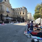 Expulsion et mises à l&rsquo;abri des familles : la situation devant la mairie de Paris Centre.