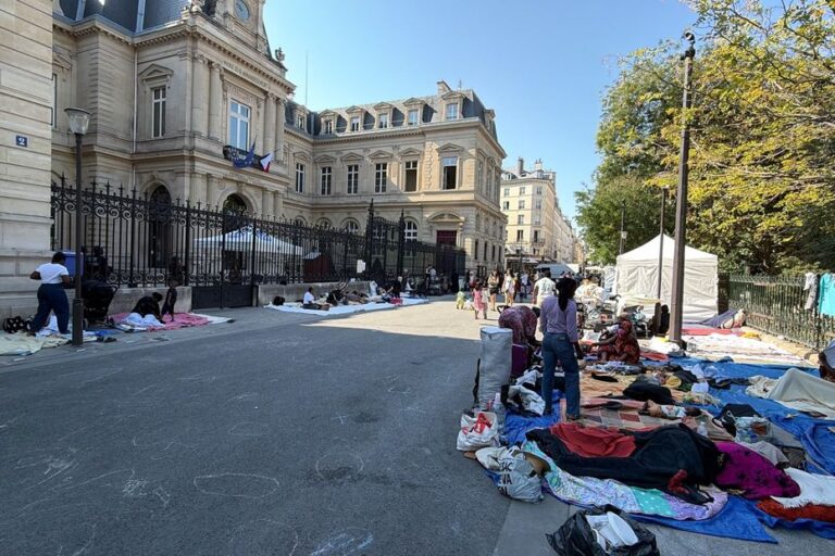 Expulsion et mises à l’abri des familles : la situation devant la mairie de Paris Centre.