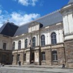 Ancien assistant maternel en détention provisoire après des accusations de comportement inapproprié en visio.