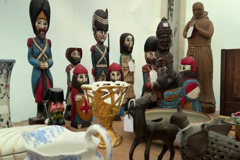 La foire d’antiquités et brocante célèbre son 60e anniversaire à Paris, centre international des antiquaires.