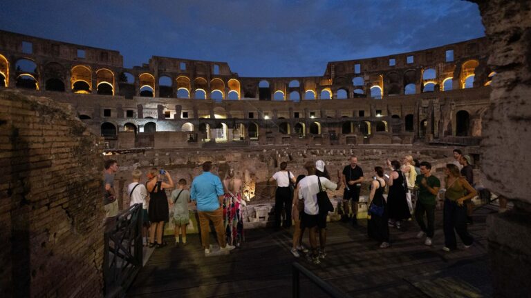 Les touristes à Rome visitent le Colisée la nuit pour échapper à la chaleur estivale.