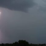 Incendie dans le Var : évacuations et routes fermées suite à un orage.