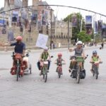 Une famille traverse 11 pays à vélo sur 8 000 km, découvrant beauté et hospitalité.