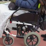 Un père lance un appel pour un logement adapté pour sa fille paraplégique en France.