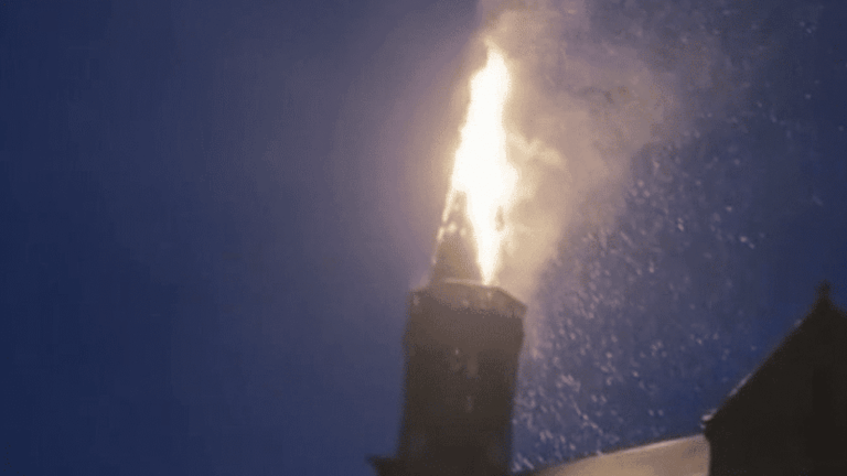 Orages en Aveyron : la foudre touche un clocher d’église et déclenche un incendie