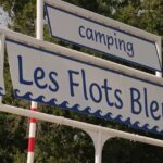 Les Flots Bleus célèbrent 60 ans au pied de la dune du Pilat avec des stars du film « Camping ».