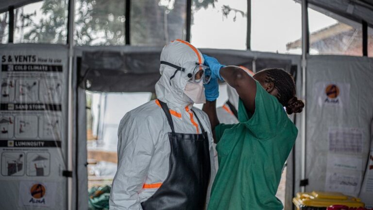 Ebola : plus de 2 300 morts en République démocratique du Congo, épidémie historique.