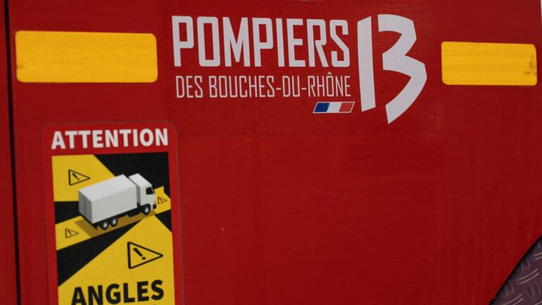 Un avion de l’armée de l’air français s’écrase sur une route à Salon-de-Provence, deux blessés.