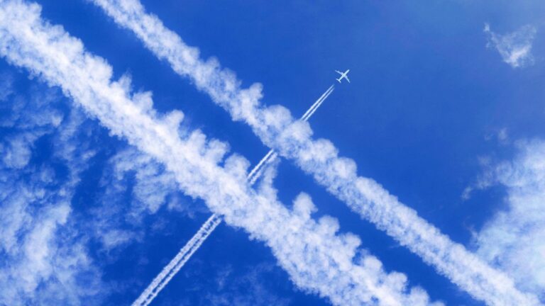 Changement d’altitude des avions : une solution pour réduire les traînées de condensation en Europe