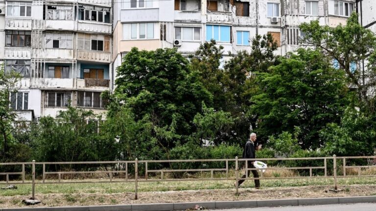 Quatre morts dans une attaque russe contre un bus à Kherson, selon les autorités locales.