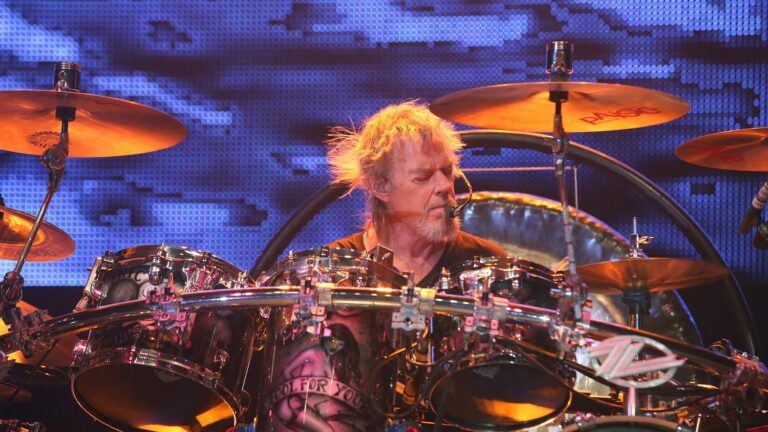 Frank Beard, batteur de ZZ Top, décède à 77 ans, laissant un héritage musical.