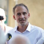 Raphaël Glucksmann lance sa campagne présidentielle 2027 avec des soutiens et sondages clés.