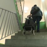 Ascenseur en panne depuis 8 mois : un couple enceinte contraint de monter 12 étages à pied