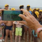 Des enfants découvrent la mer pour la première fois sur une plage pour les « oubliés des vacances »