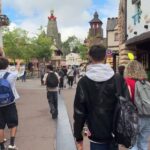 Près de 1000 jeunes de la région visitent le Parc Astérix lors de la Journée des oubliés des vacances.