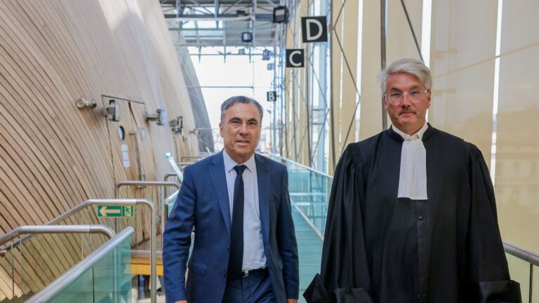 Yves Foulon, maire d’Arcachon, condamné à 5 000 euros pour menaces envers un opposant.